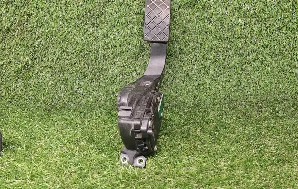 Volkswagen PASSAT B5.5 Accelerator throttle pedal 8D1721523E