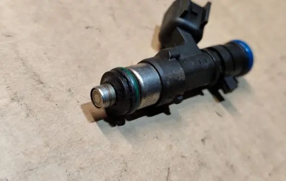 Chrysler Sebring (ST-22 - JR) Fuel injector 