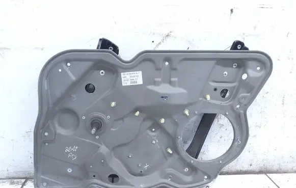 Skoda Octavia Mk2 (1Z) Front door manual window regulator 1Z0837656
