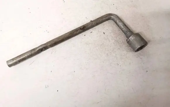 Chevrolet Aveo Wheel nut wrench 