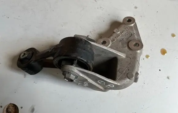 Citroen C5 Engine mounting bracket 9647029580