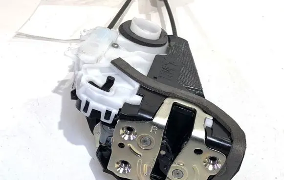 Toyota Yaris Rear door lock M7314470M6