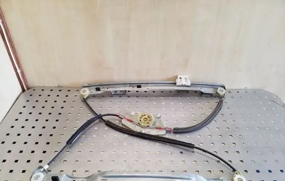 Citroen C4 I Picasso Front window lifting mechanism without motor 9682493680