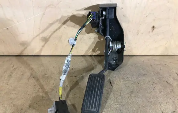 Toyota Avensis T250 Accelerator throttle pedal 8928152021 1983003041