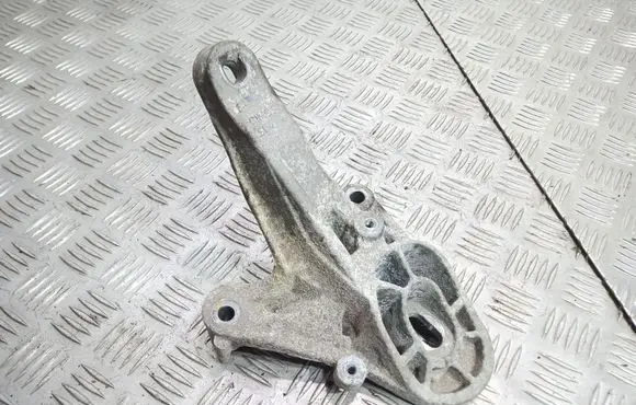 Engine mounting bracket