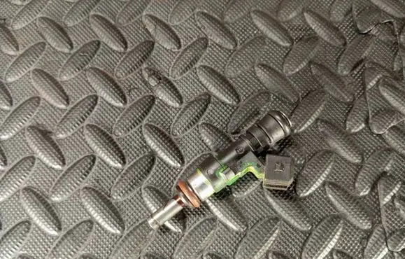 BMW 5 E60 E61 Fuel injector 7834893