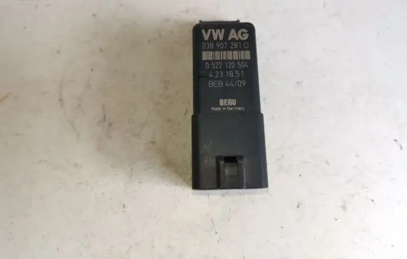 Volkswagen PASSAT B6 Glow plug pre-heat relay 038907281D 0522120504