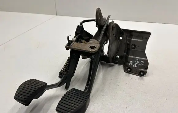 Peugeot 207 Pedal assembly 9680547880