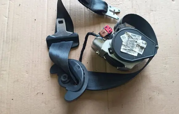 Renault Latitude (L70) Front seatbelt 868840950R