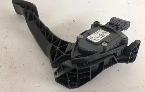 Opel Insignia A Accelerator throttle pedal 13237356DH