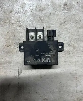 Mercedes-Benz E W211 Charging relay A0025423819 V23132A2001X14