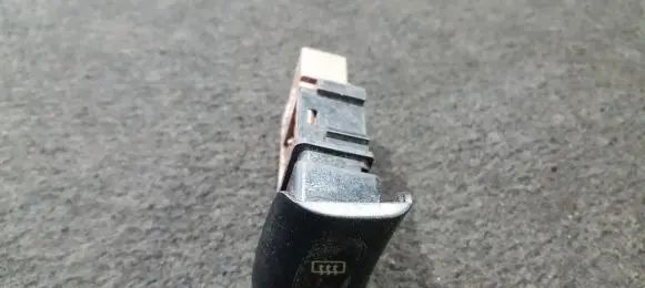 Nissan Serena Windscreen/window heater switch