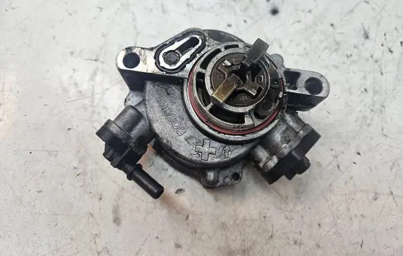 Peugeot 208 Vacuum pump 9804021880