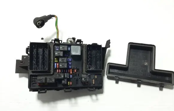 Ford Galaxy Fuse module F2GT14A067EF HG9T14A301AA