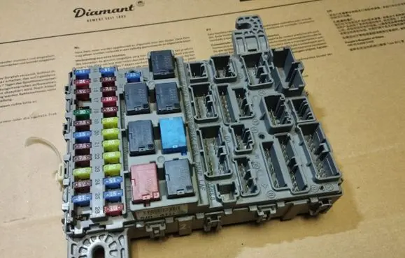 Honda FR-V Fuse module SJDG111