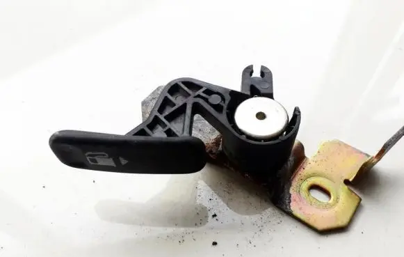 Ford Mondeo Mk III Fuel tank opening switch 