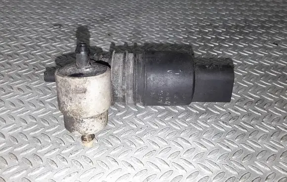 Volkswagen Touran I Windscreen/windshield washer pump