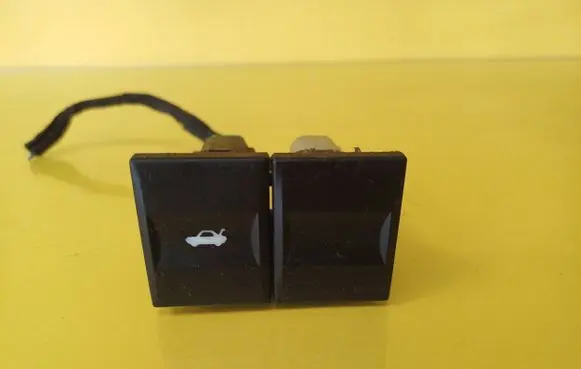 Ford Mondeo Mk III Tailgate opening switch 1S7T19B514AA