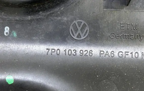 Volkswagen Touareg II Engine cover (trim) 7P0103926