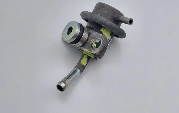 Mitsubishi Colt Fuel pressure regulator