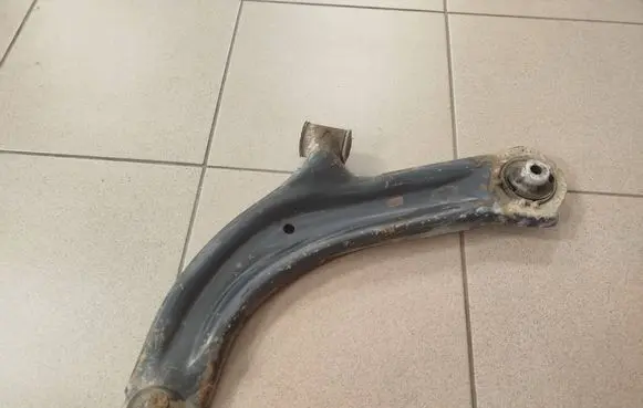 Nissan NV200 Front lower control arm/wishbone 