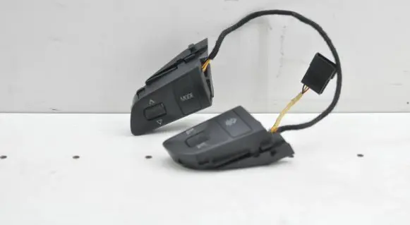 Steering wheel buttons/switches