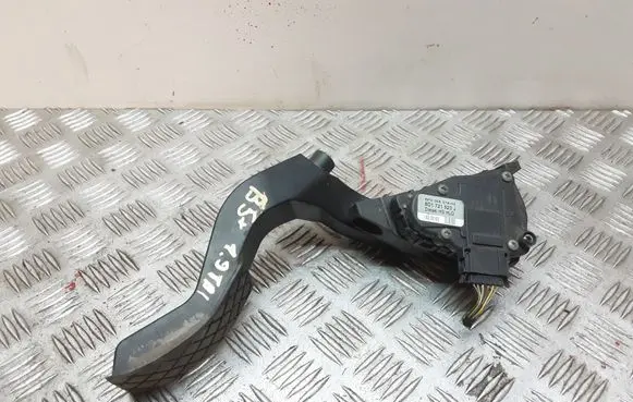 Volkswagen PASSAT B5.5 Accelerator throttle pedal 8D1721523J