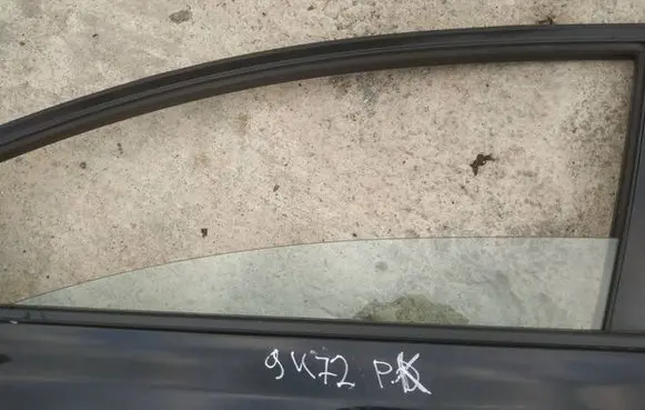 Honda Civic Front door window glass four-door as2