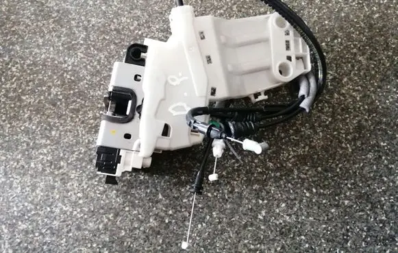 Fiat 500X Front door lock 52071194