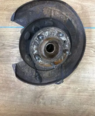 Land Rover Discovery 3 - LR3 Rear wheel hub