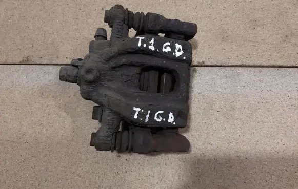 Honda CR-V Rear brake caliper