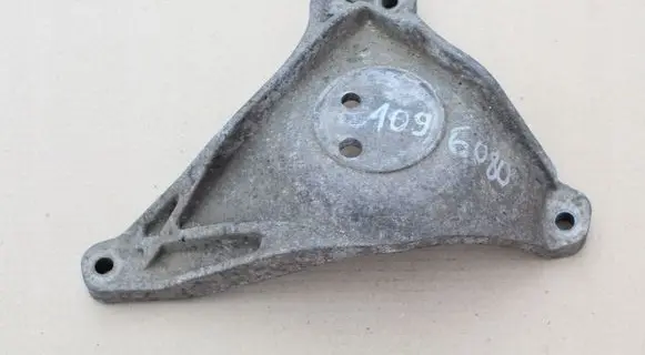 BMW 5 E39 Engine mounting bracket 1096080