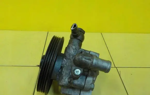 Opel Insignia A Power steering pump 13309333 10SP23