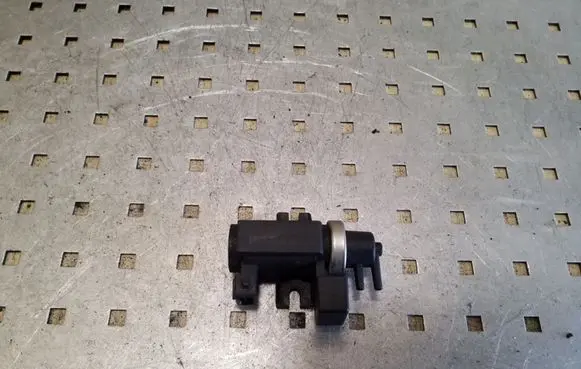 BMW 5 E39 Turbo solenoid valve 72279600 2247906