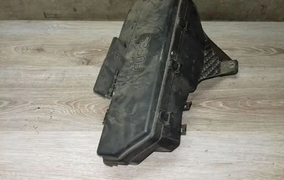 Volvo XC90 Fuse box cover 189753569 3067959 9494210