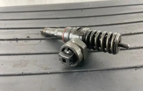 Volkswagen PASSAT B5 Fuel injector 038130073J 0414720015