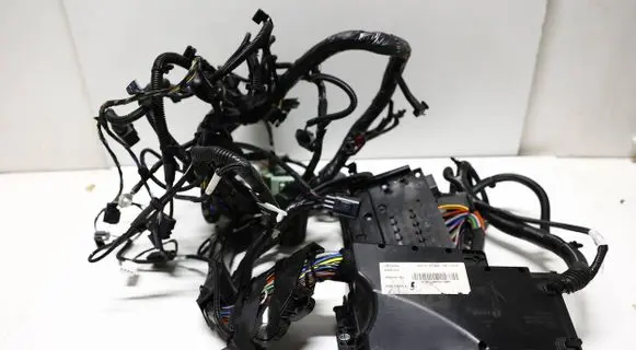 Volvo V40 Fuse box set AV6T-14A1067-AD