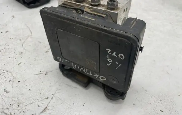 Skoda Octavia Mk3 (5E) ABS Pump 5Q0614517Q 5Q0907379R