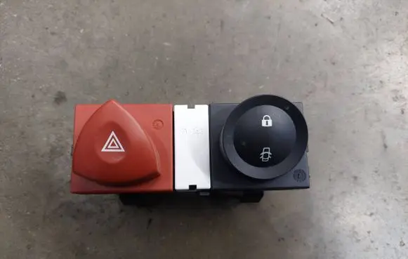 Renault Megane II Hazard light switch 8200095493 88040001 8200107808