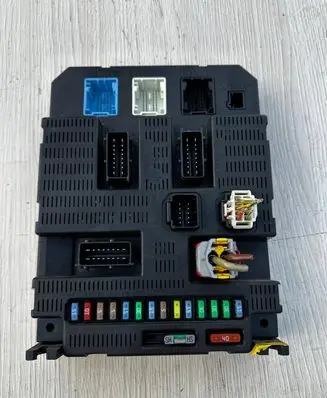 Citroen C4 I Fuse module 9663576480