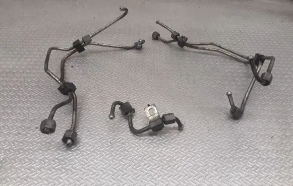Mazda 3 I Fuel injector supply line/pipe 