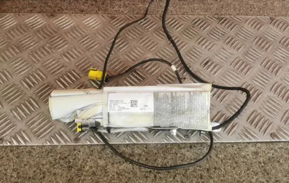 Volkswagen Jetta VI Seat airbag 5C0880242