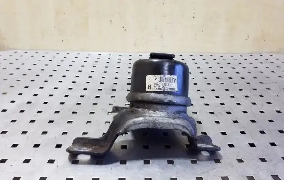 Volvo XC70 Engine mount bracket 31330135 F7008000