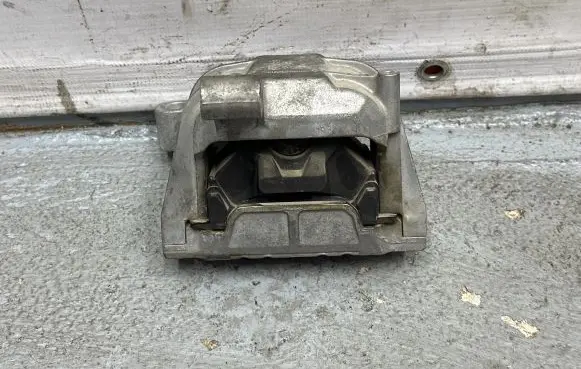 Audi Q3 8U Engine mount bracket 5N0199262