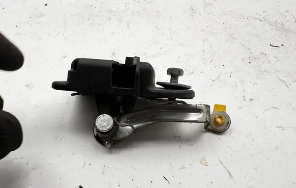 Chrysler Grand Voyager V Fuel tank cap lock