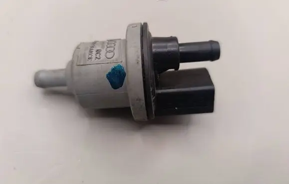 Volkswagen Golf V Valve vacuum 058133517B 2580115A