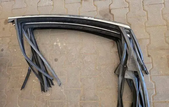 Opel Astra J Front door coupe window/glass frame 