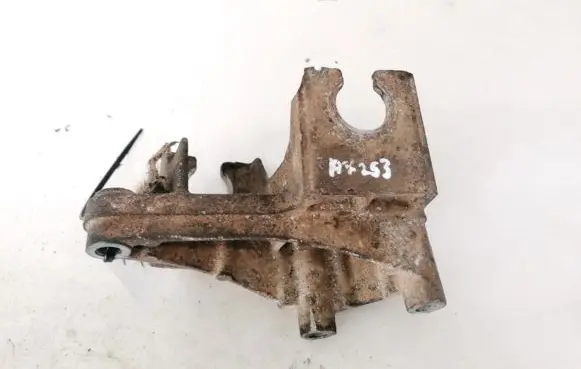 Honda HR-V Engine mounting bracket