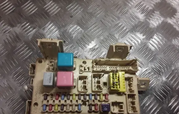 Toyota Corolla E120 E130 Fuse module 892210F020