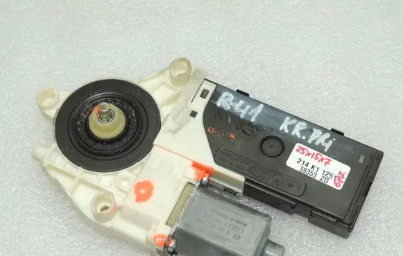Renault Laguna III Front door window regulator motor 807310003R